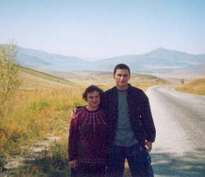 Моя мама и брат, на фоне великолепных Алтайских гор